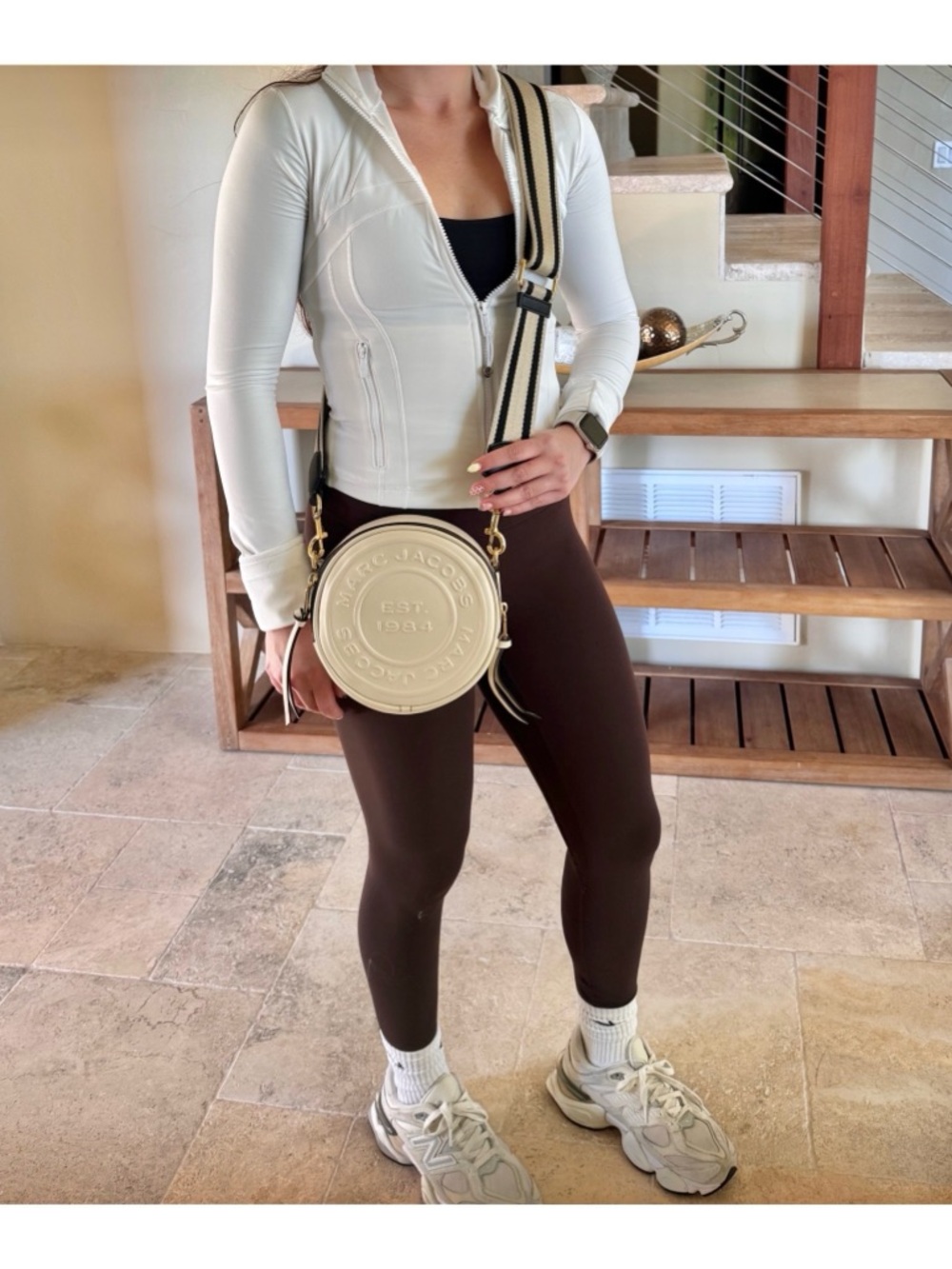 🤍CHIC🤍MARC JACOBS WHITE SIGNET ROUND CROSSBODY BAG - Picture 14 of 16